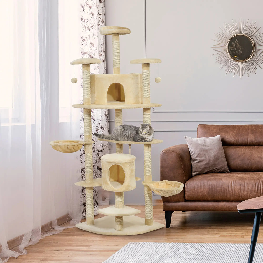 Arbre à chat beige à plusieurs niveaux avec griffoirs, plateformes et niche, dans salon moderne
