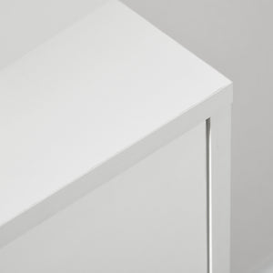 White chest of drawers with 3 drawers, modern chest of drawers with solid wood legs and handles, white