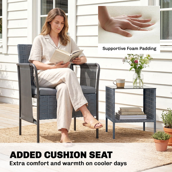 Ensemble de mobilier de jardin 3 pièces en résine tressée, poches latérales, assise en filet, table en verre à 2 niveaux, coussins, gris