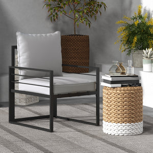 Coussins gris clair épais et profonds pour siège de patio, avec dossier assorti pour un confort optimal en extérieur