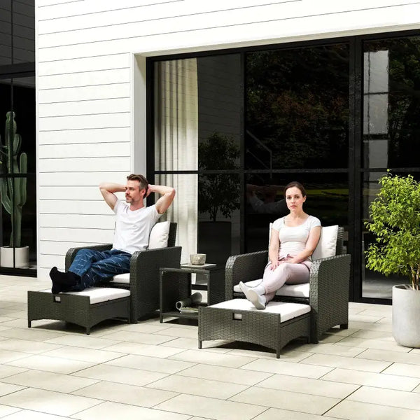 Salon de jardin 5 pièces en rotin gris avec coussins blanc crème et table basse à deux niveaux sur patio moderne