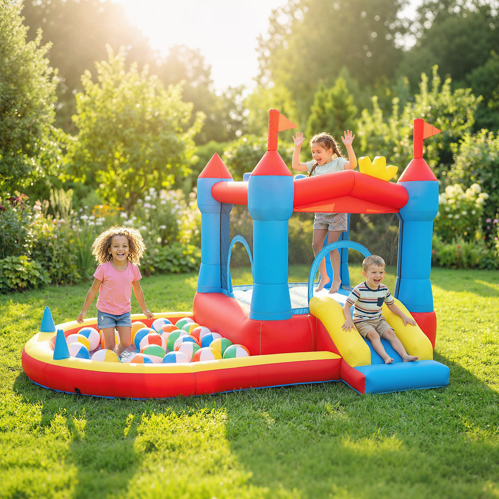 Château gonflable pour enfants avec toboggan, piscine à balles, panier de basket et souffleur pour une utilisation intérieure et extérieure.
