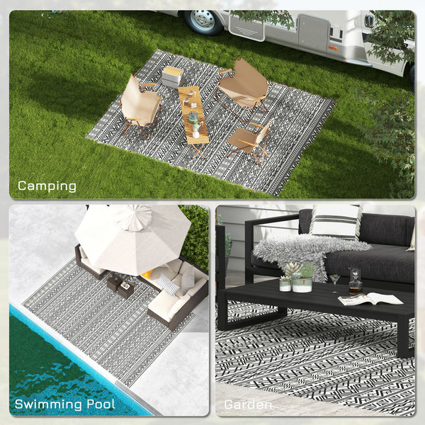 Reversible waterproof outdoor rug made of plastic straw