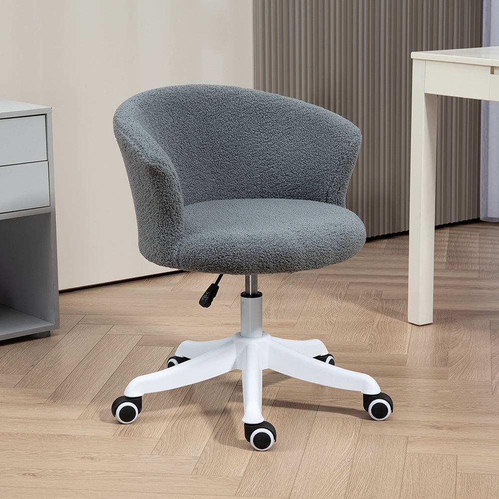 Chaise de bureau moelleuse grise avec dossier moyen, hauteur réglable et roulettes pivotantes, parfaite pour un espace de travail à domicile confortable et moderne

