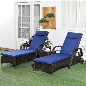 Chaise longue à roulettes en osier avec coussins bleu foncé et table d’appoint avec plateau en verre trempé, mobilier de terrasse élégant