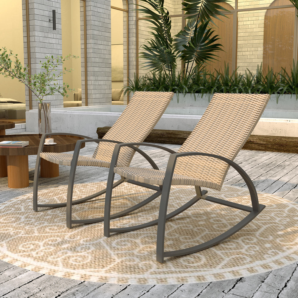 Ensemble de 2 chaises à bascule en rotin kaki avec dossier haut et accoudoirs, parfait pour patio ou jardin