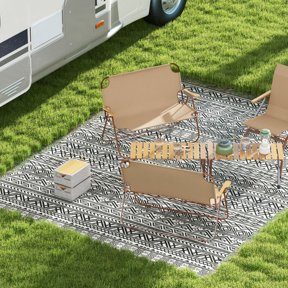 Reversible waterproof outdoor rug made of plastic straw