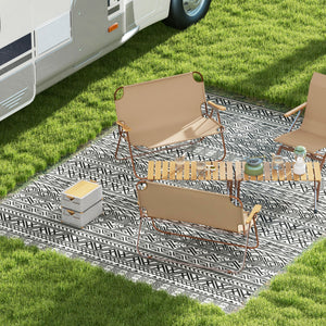 Reversible waterproof outdoor rug made of plastic straw