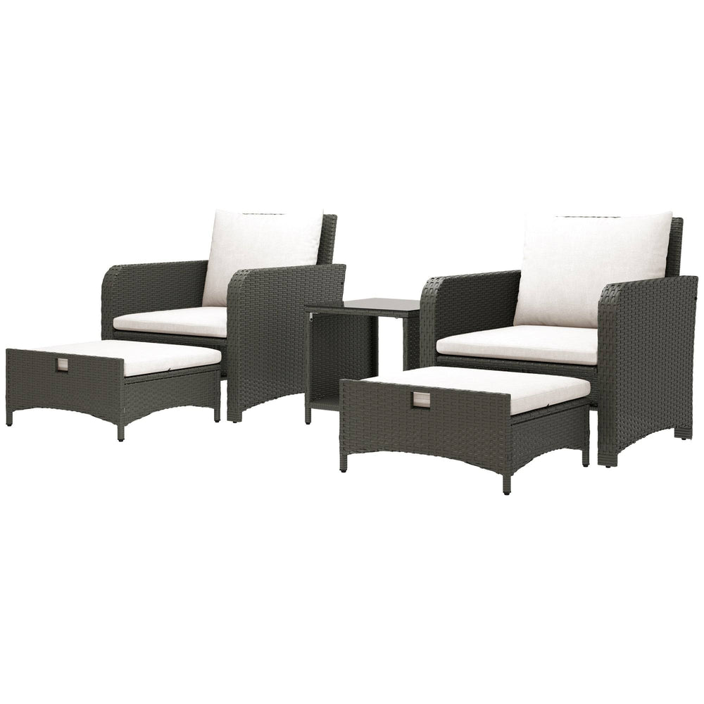 Salon de jardin 5 pièces en rotin gris avec coussins blanc crème et table basse à deux niveaux sur patio moderne