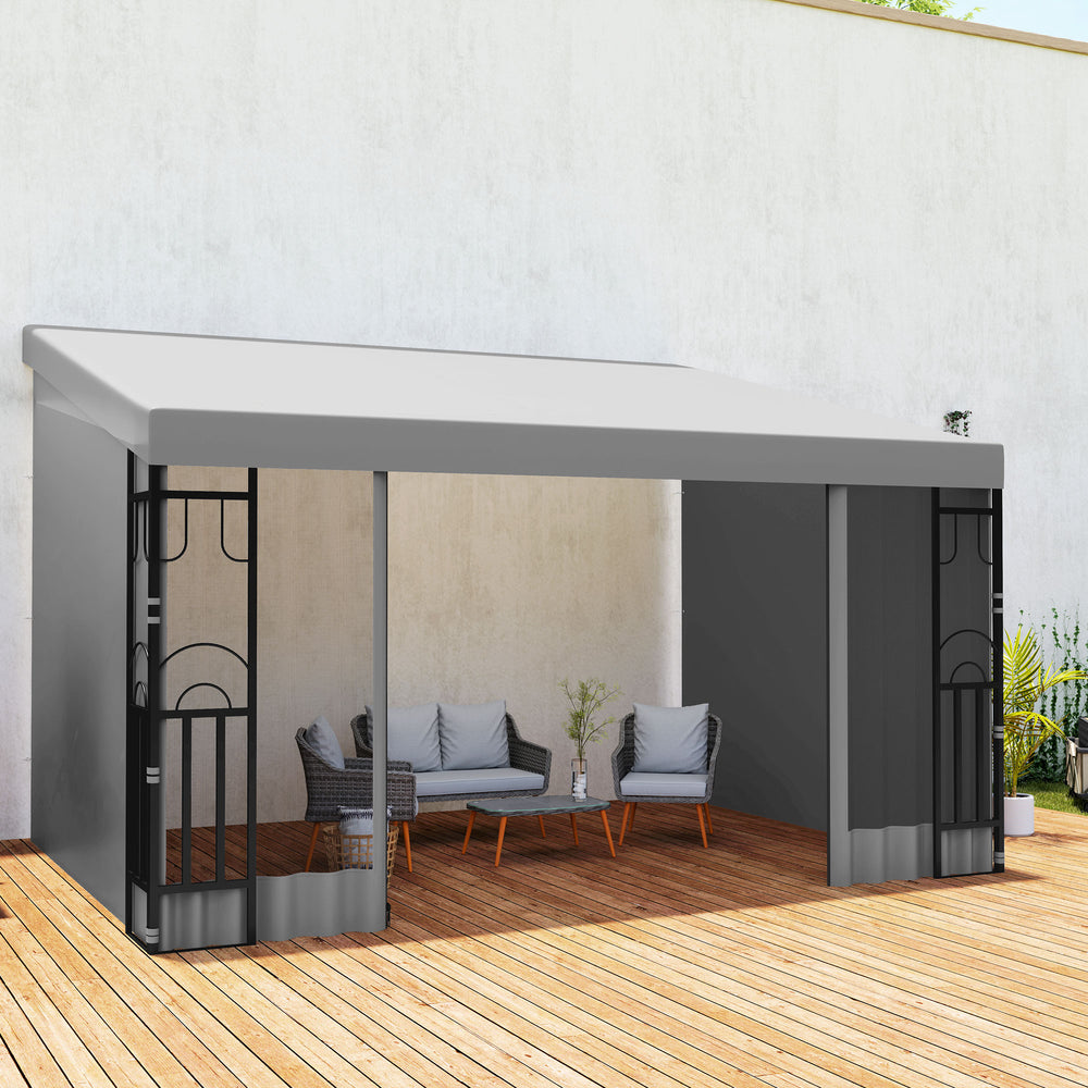 Pergola murale gris clair 10 x 13 pieds avec deux rideaux et deux filets, résistante aux UV, installée sur une terrasse