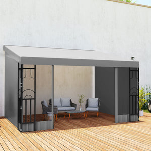 Pergola murale gris clair 10 x 13 pieds avec deux rideaux et deux filets, résistante aux UV, installée sur une terrasse