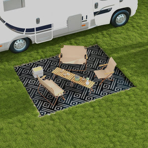 Reversible waterproof outdoor rug made of plastic straw